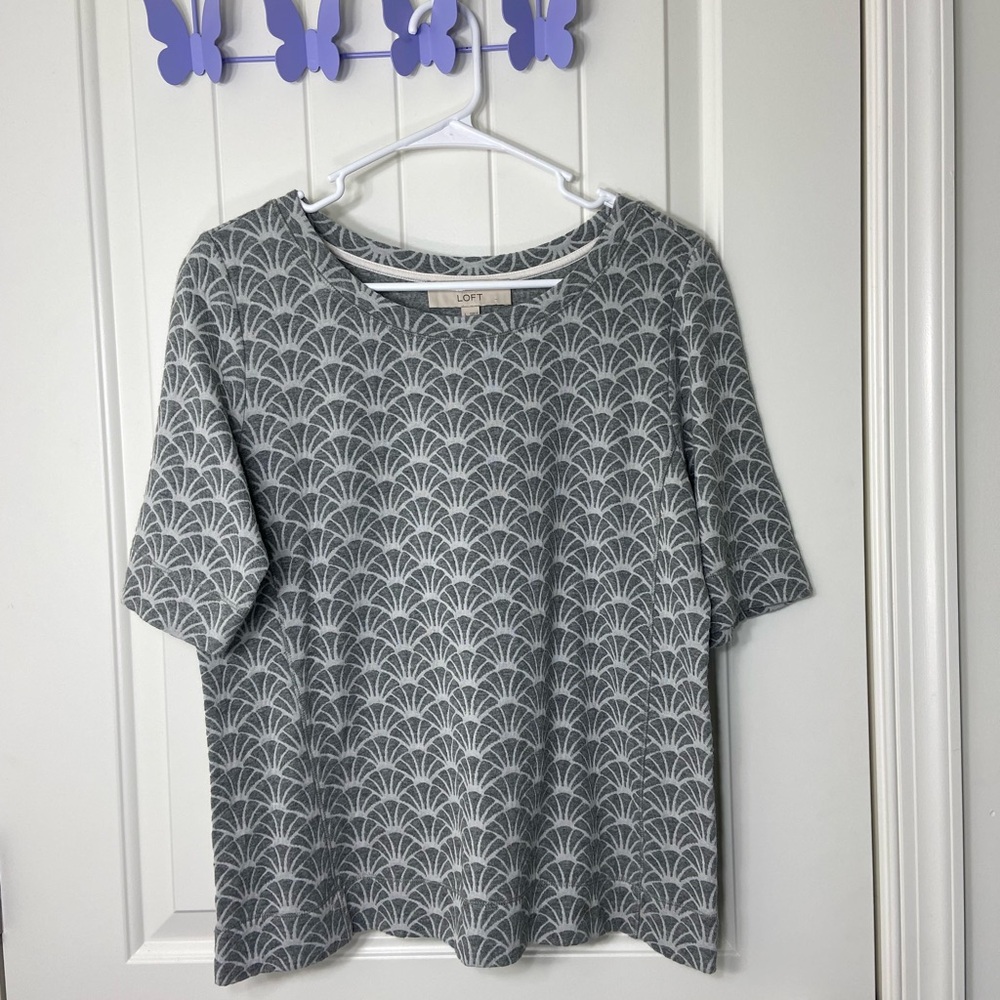 Ann Taylor LOFT women’s gray textured knit seashell‎ pattern blouse top large